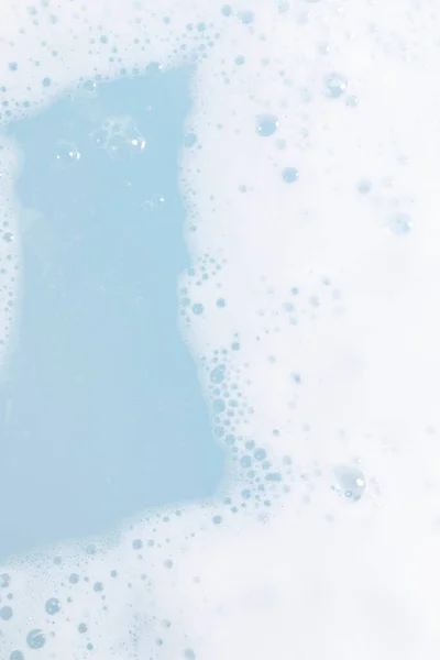 Mancha Isolada Beleza Cosméticos Textura Espuma Limpeza Bolha Fundo Azul — Fotografia de Stock