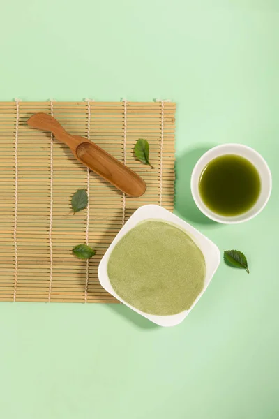 ผงชาเข Matcha และเคร องด มในพ นหล — ภาพถ่ายสต็อก