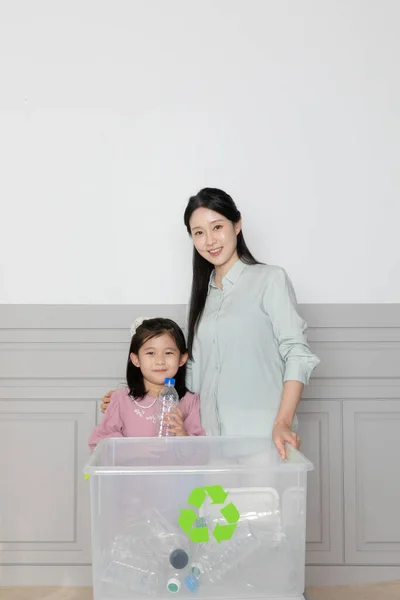 Ασιατική Κορεάτισσα Μαμά Και Κόρη Ανακύκλωση — Φωτογραφία Αρχείου