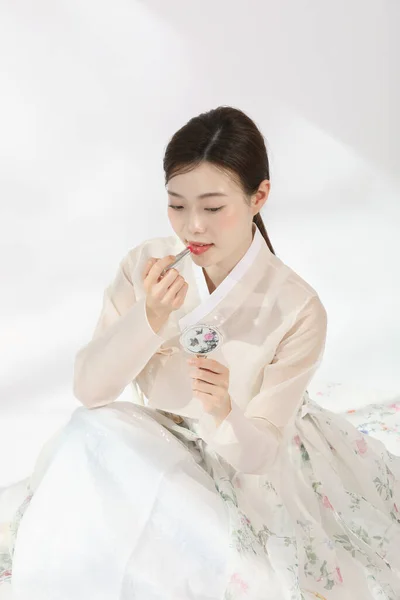 Корейская Девушка Корейской Традиционной Одежде Ханбок Цветами Концепция Красоты Студии — стоковое фото