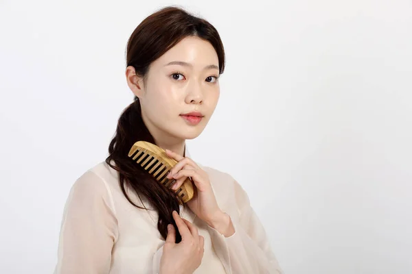 한국의 한복을 머리를 솔질하고 화실에서 미모를 — 스톡 사진
