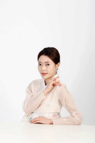 在演播室里穿着韩国话传统服装的亚裔韩裔年轻女子 — 图库照片