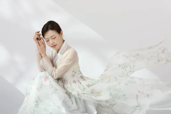 Asiatica Coreana Giovane Donna Indossa Hanbok Coreano Abiti Tradizionali Tenendo — Foto Stock