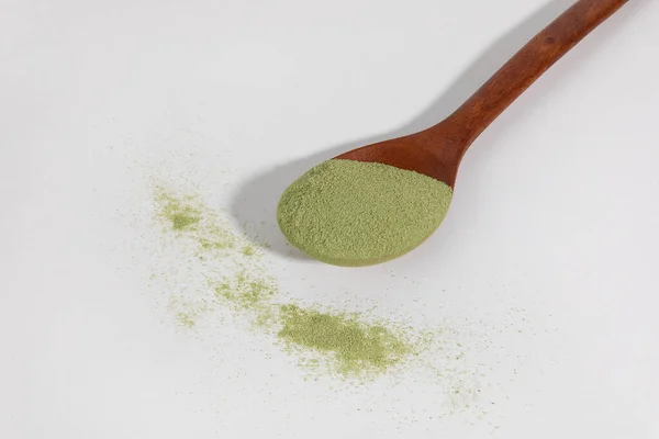 Matcha Grüntee Pulver Und Löffel Auf Weißem Hintergrund — Stockfoto