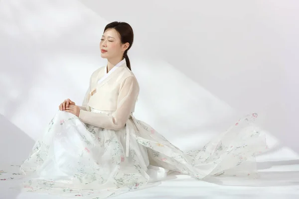 韓服を着たアジア系韓国人の若い女性 花を持っている スタジオで美しさの概念 — ストック写真