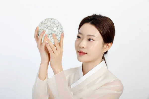 Ασιατική Κορεάτισσα Νεαρή Γυναίκα Φορώντας Hanbok Κορεάτικα Παραδοσιακά Ρούχα Κρατώντας — Φωτογραφία Αρχείου