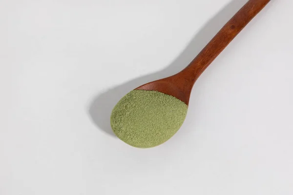 Matcha Grüntee Pulver Und Löffel Auf Weißem Hintergrund — Stockfoto