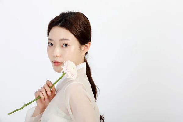 在演播室里 身穿吊带花的亚裔韩国年轻女子 美丽的概念 — 图库照片