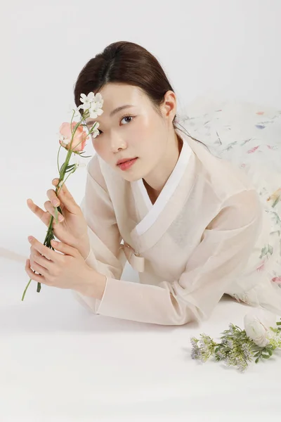 Hanbok Koreli Geleneksel Kıyafetler Giyen Asyalı Genç Bir Kadın Stüdyoda — Stok fotoğraf