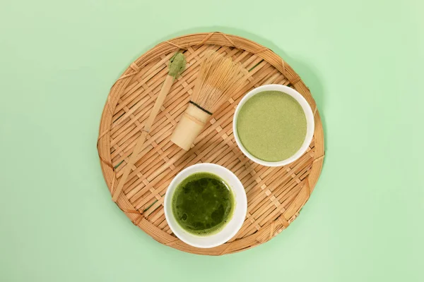 Matcha Zelený Čaj Prášek Nápoj Zeleném Pozadí — Stock fotografie