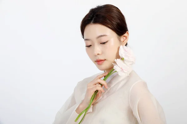 Ασιάτισσα Κορεάτισσα Νεαρή Γυναίκα Φορώντας Hanbok Κρατώντας Λουλούδια Έννοια Ομορφιάς — Φωτογραφία Αρχείου