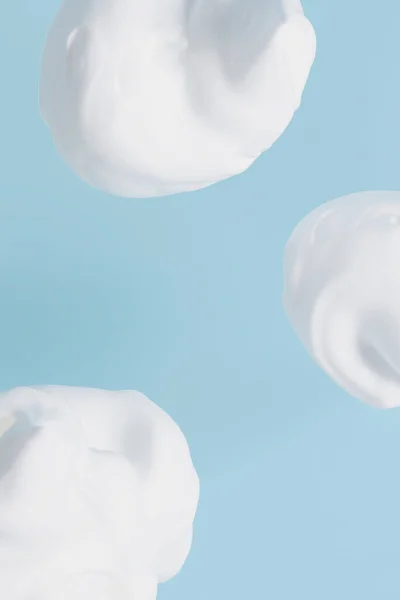 Izolované Stěr Krása Kosmetika Textura Čisticí Pěny Bublina Modrém Pozadí — Stock fotografie