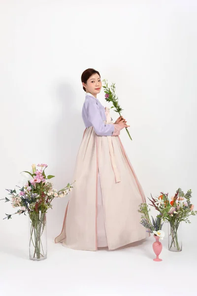 Jarní Krása Koncept Krásná Korejská Žena Sobě Hanbok Květinami — Stock fotografie