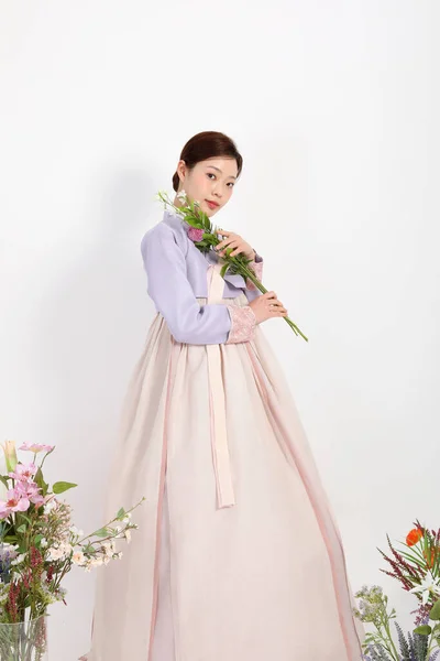 Концепція Весняної Краси Красива Корейська Жінка Ханбок Квітами — стокове фото