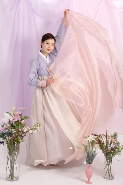 春美的概念 漂亮的韩国女人穿着吊袜带 — 图库照片