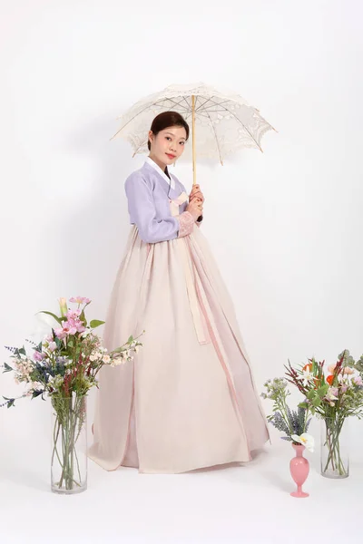春美的概念 美丽的韩国女人带着雨伞 — 图库照片
