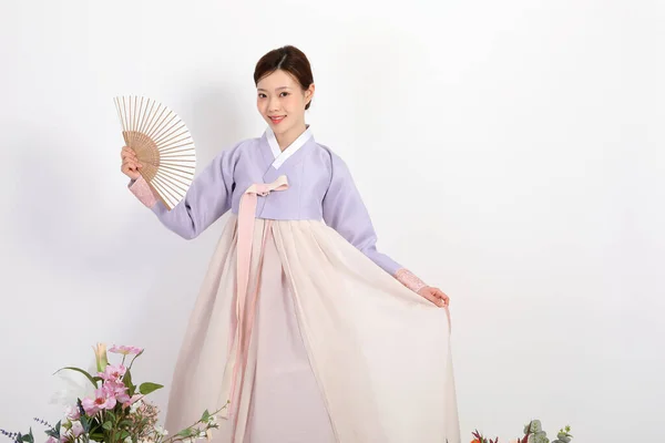 Frühling Beauty Konzept Schöne Koreanische Frau Trägt Hanbok Mit Klapppfanne — Stockfoto