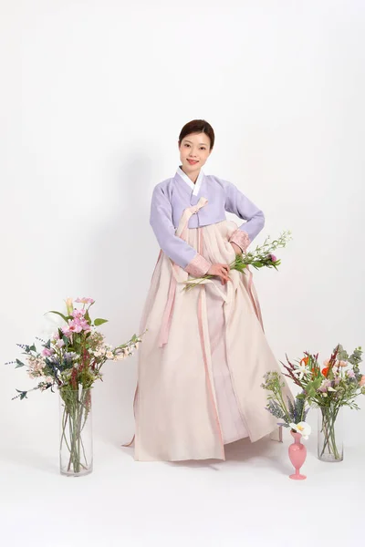 春の美しさの概念花と韓服を着た美しい韓国人女性 — ストック写真
