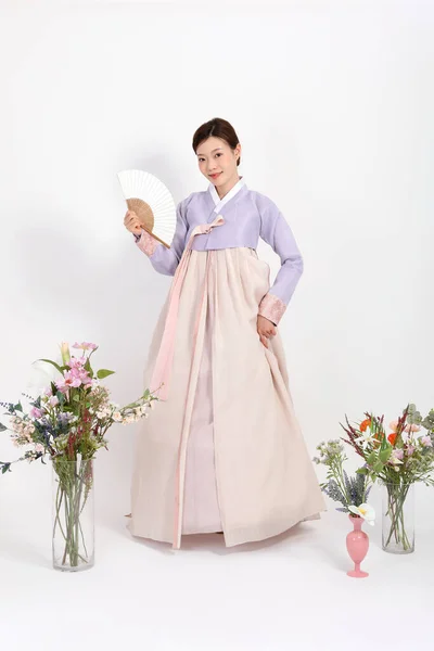 Frühling Beauty Konzept Schöne Koreanische Frau Trägt Hanbok Mit Klapppfanne — Stockfoto