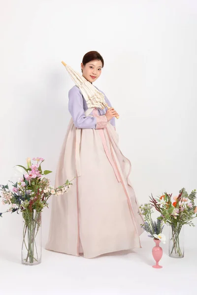 春の美人コンセプト傘を差した韓服を着た美しい韓国人女性 — ストック写真