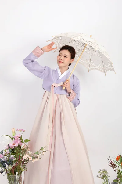 아름다운 우산으로 한복을 아름다운 — 스톡 사진