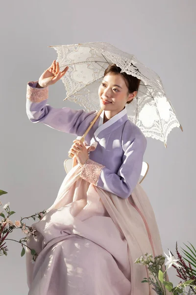 Концепція Весняної Краси Красива Корейська Жінка Ханбок Парасолькою — стокове фото