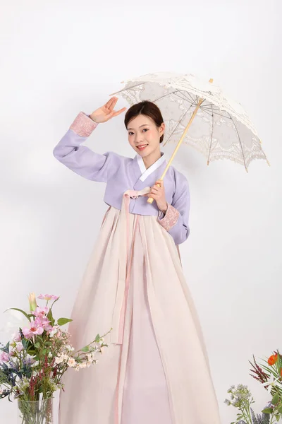春の美人コンセプト傘を差した韓服を着た美しい韓国人女性 — ストック写真