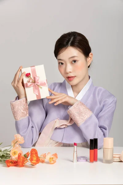 春美的概念 美丽的韩国女人带着吊袜带着礼物 — 图库照片