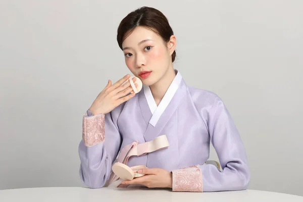春美的概念 漂亮的韩国女人穿着吊袜化妆 — 图库照片