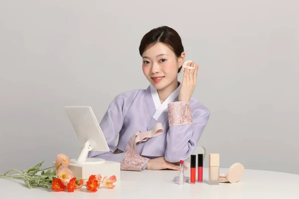 春美的概念 漂亮的韩国女人穿着吊袜化妆 — 图库照片