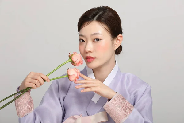 Άνοιξη Έννοια Ομορφιά Όμορφη Κορεάτισσα Γυναίκα Φορώντας Hanbok Λουλούδια — Φωτογραφία Αρχείου