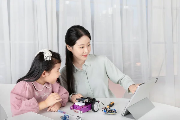 Asiatique Coréen Mère Fille Prendre Des Cours Ligne Sur Tablette — Photo