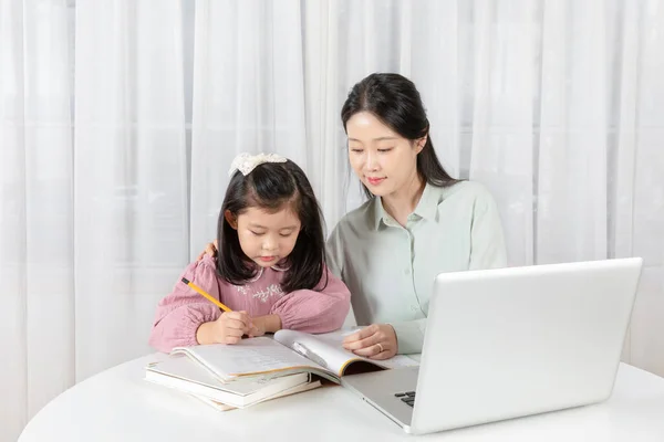 Asiático Coreano Mãe Filha Tomando Aulas Line Tablet — Fotografia de Stock