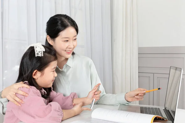 Asian Korean Mother Daughter Taking Online Classes Tablet — Stock Photo, Image