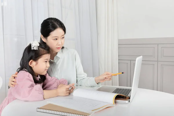 Azji Koreański Matka Córka Biorąc Lekcje Online Laptopie — Zdjęcie stockowe