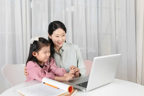 Asian Korean Mother Daughter Taking Online Classes Tablet — 스톡 사진