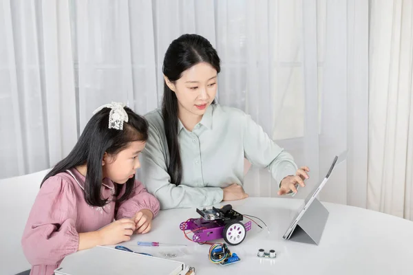 Азиатская Корейская Мать Дочь Посещают Онлайн Курсы Планшете — стоковое фото