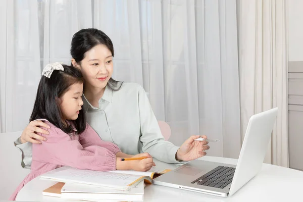 Asijské Korejština Matka Dcera Online Kurzy Notebooku — Stock fotografie