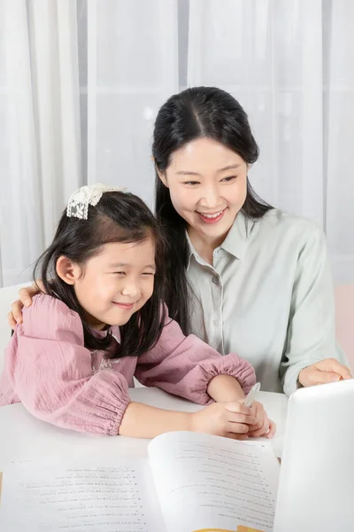 Azji Koreański Matka Córka Biorąc Lekcje Online Laptopie — Zdjęcie stockowe