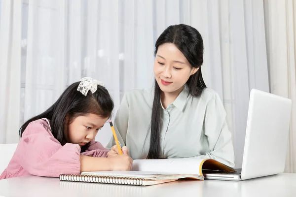 Asiático Coreano Mãe Filha Tomando Aulas Line Laptop — Fotografia de Stock