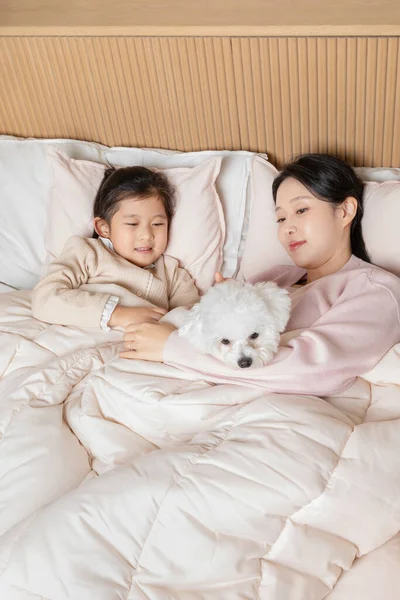 Asiático Coreano Mãe Filha Deitado Com Cachorro Cão — Fotografia de Stock