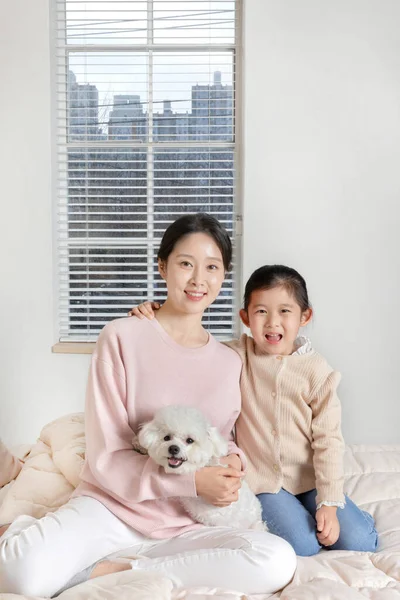 Asian Korean Mother Daughter Puppy Dog Sitting Bed — Stock Photo, Image