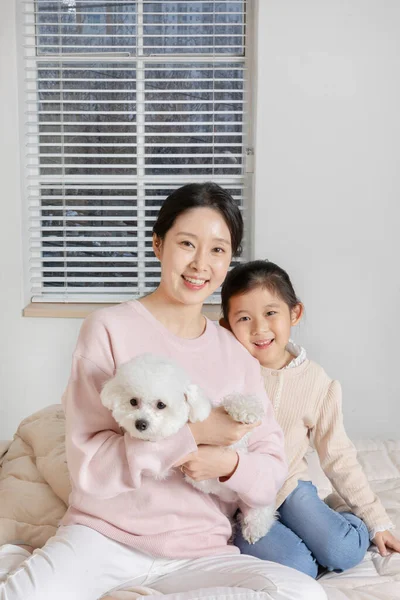 Ασιάτισσα Κορεάτισσα Μητέρα Και Κόρη Και Σκυλάκι Που Κάθονται Στο — Φωτογραφία Αρχείου