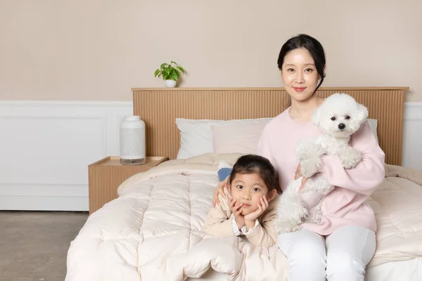 Azji Koreański Matka Córka Szczeniak Pies Siedzi Łóżku — Zdjęcie stockowe