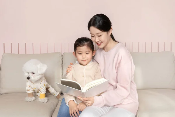 Ασιατική Κορεάτισσα Μητέρα Και Κόρη Και Κουτάβι Ανάγνωση Στον Καναπέ — Φωτογραφία Αρχείου