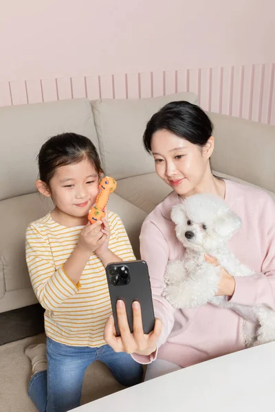 Azji Koreański Matka Córka Selfie Szczeniak Pies — Zdjęcie stockowe