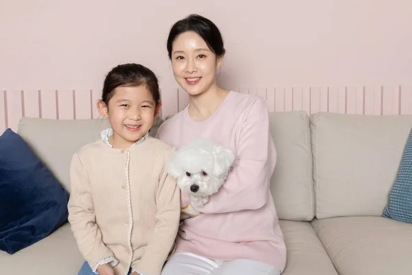 Azji Koreański Matka Córka Szczeniak Pies Siedzi Kanapie — Zdjęcie stockowe