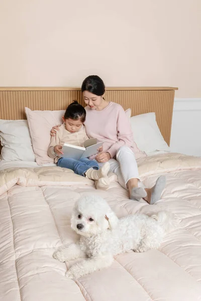 Ibu Dan Anak Perempuan Asia Korea Dan Anak Anjing Membaca — Stok Foto