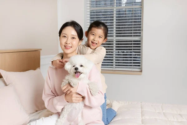 Ασιάτισσα Κορεάτισσα Μητέρα Και Κόρη Και Σκυλάκι Που Κάθονται Στο — Φωτογραφία Αρχείου