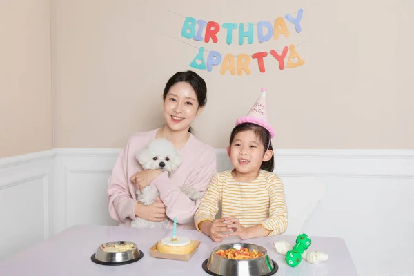 Asiatique Coréen Mère Fille Célébrant Chiot Chien Anniversaire — Photo